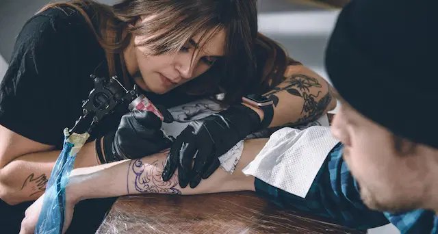 Cuidados essenciais com a tatuagem: veja o que fazer desde o primeiro dia - Imagem do artigo