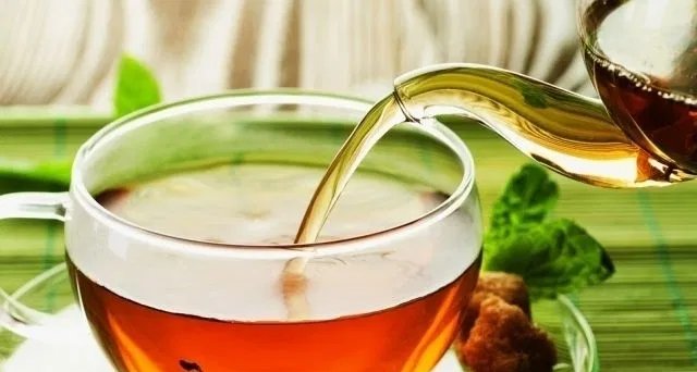 Cinco chás que ajudam a acelerar o metabolismo e diminuir a retenção de líquidos - Imagem do artigo
