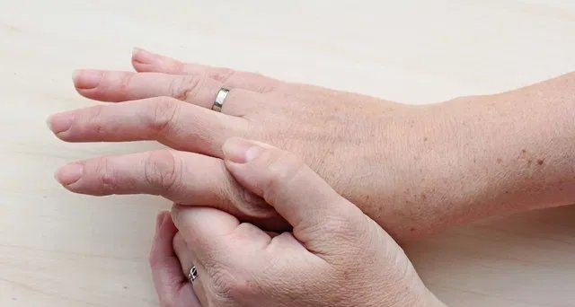 Formigamento em mãos e braços: 12 possíveis causas e quando buscar ajuda médica - Imagem do artigo