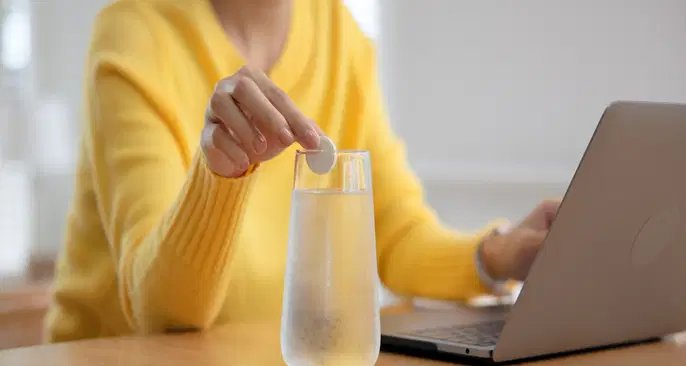 Suplemento efervescente de vitamina C: quando usar, como tomar e quem deve evitar - Imagem do artigo