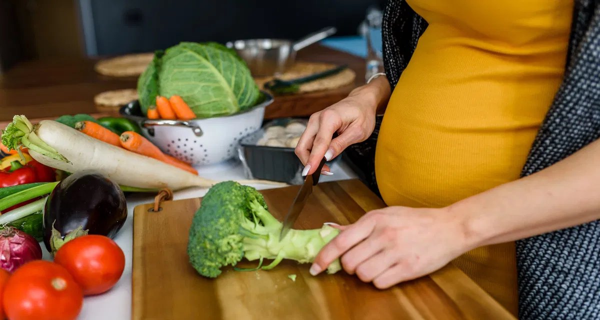 Grávidas devem priorizar alimentos naturais e atividade física para evitar ganho de peso excessivo - Imagem do artigo