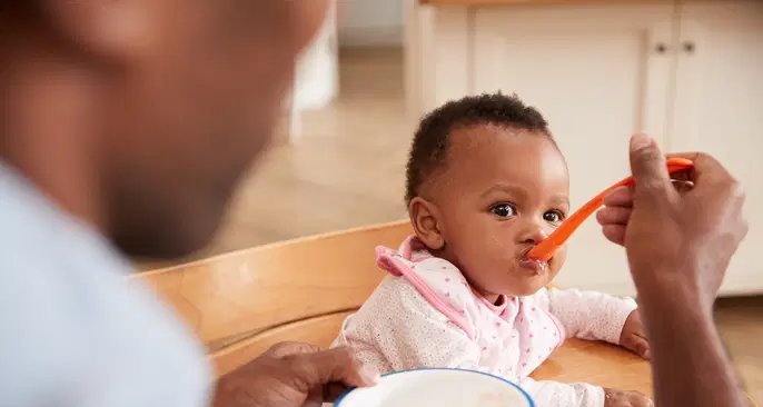 Alimentação do bebê de 8 meses deve incluir seis refeições com leite, frutas e papas variadas - Imagem do artigo