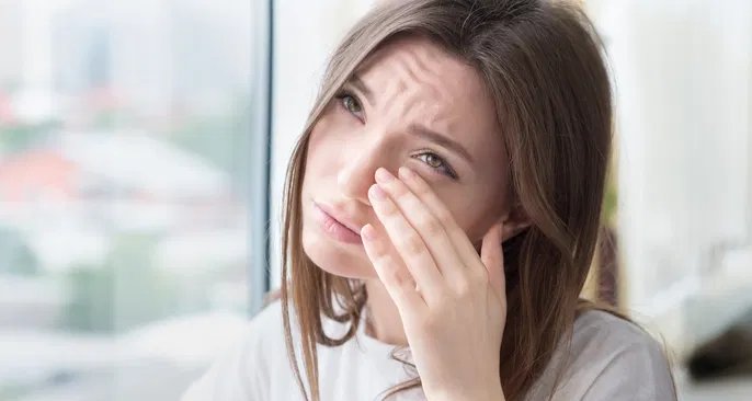 Lacrimejamento ocular: 13 motivos frequentes e orientações de tratamento - Imagem do artigo
