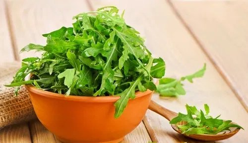 Rúcula reúne 11 benefícios à saúde e fornece 29 calorias por 100 g - Imagem do artigo