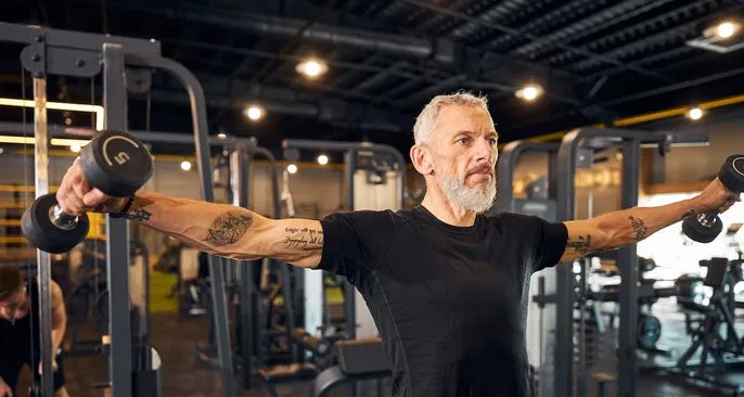 Elevação lateral: exercício clássico para fortalecer e hipertrofiar os ombros - Imagem do artigo