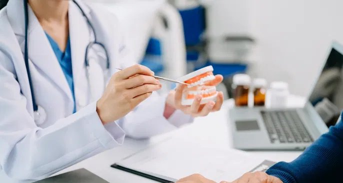 Trismo: contração na mandíbula dificulta abertura da boca e pode exigir tratamento médico - Imagem do artigo