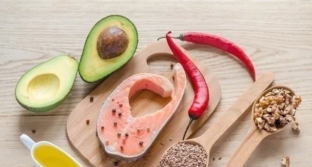 Dieta anti-inflamatória prioriza antioxidantes e restringe alimentos ultraprocessados - Imagem do artigo