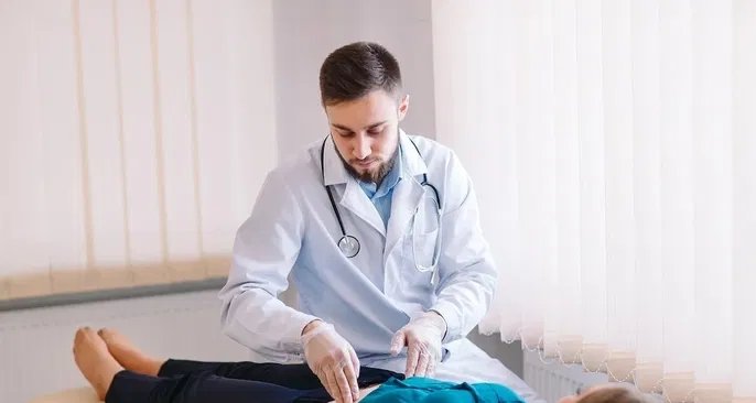 Dor abdominal pode indicar desde má digestão até apendicite; veja principais causas e quando ir ao médico - Imagem do artigo