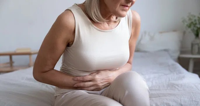 Vômito amarelo pode sinalizar problemas como intoxicação alimentar, refluxo biliar ou obstrução intestinal - Imagem do artigo