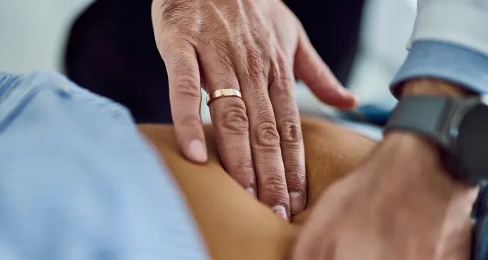 Sinal de Cullen indica hemorragia abdominal grave e requer socorro imediato - Imagem do artigo