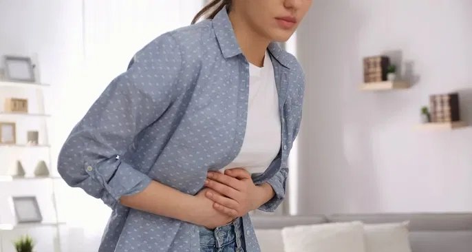 Dor abaixo do umbigo pode indicar problemas ginecológicos, gastrointestinais ou urinários - Imagem do artigo