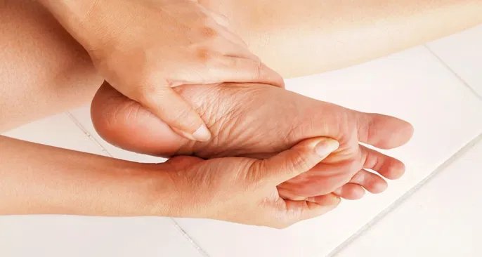 Dor no meio do pé pode indicar inflamação causada por calçado apertado, exercício intenso ou sobrepeso - Imagem do artigo