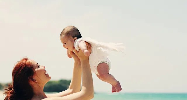Bebê pode frequentar a praia a partir dos 6 meses, mas com cuidados específicos - Imagem do artigo