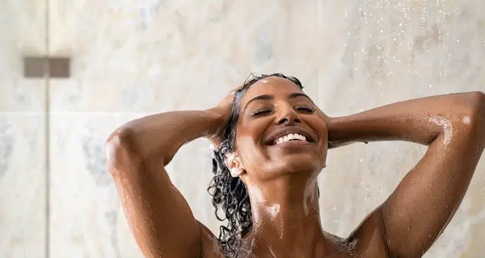 Banho gelado: lista de benefícios inclui estímulo à imunidade, alívio de dores e melhora do humor - Imagem do artigo